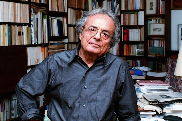 في منزله في بيروت حوالي عام 2000. بإذن من الشاعر. الحقوق محفوظة