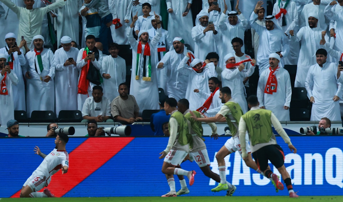 تحتاج الإمارات إلى تعادل مع قطر كي تتأهّل إلى المونديال. (أ ف ب)