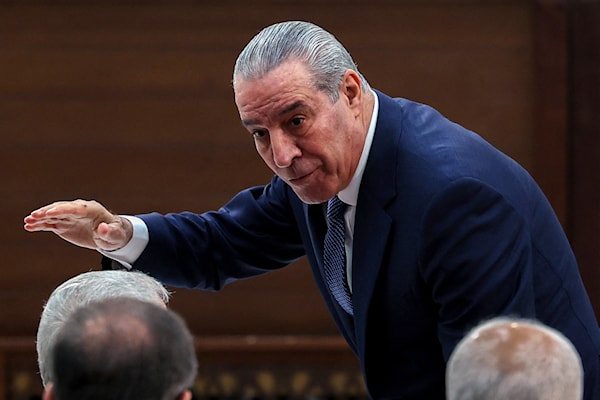 أميركا ترتيبات «اليوم التالي» ستتصدّر أجندة «أبو مازن» إلى شرم الشيخ، التي يرافقه فيها حسين الشيخ (أ ف ب)يدها على إعادة الإعمار