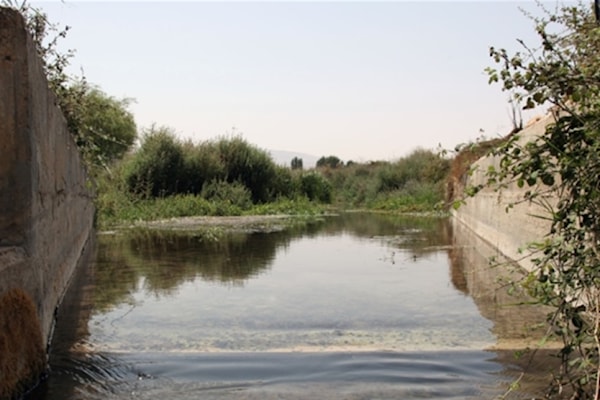 أكد المجتمعون أن لا غطاء على من يعتدي على مجرى المياه (من الويب)