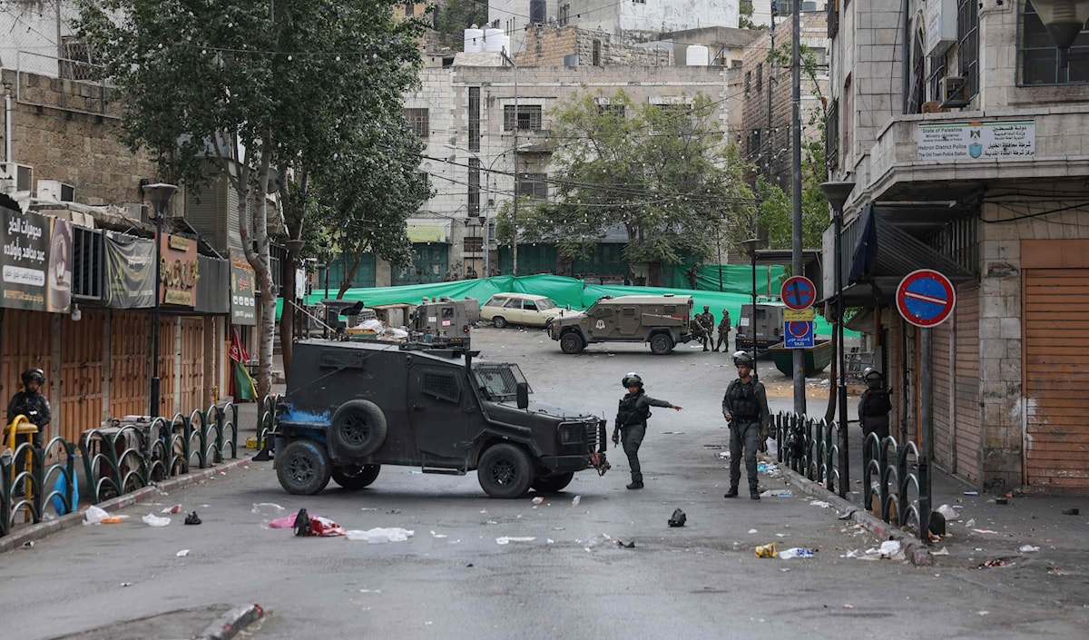 شنّت قوات الاحتلال حملة مداهمات واسعة استهدفت منازل الأسرى في مدن الضفة الغربية والقدس  (أ ف ب)