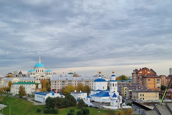 تعتبر قازان، من المدن «النادرة» التي يعدّ فيها القرب الجغرافي بين المساجد والكنائس، «انعكاساً فعلياً» للتعدّدية والتعايش (أ ف ب)