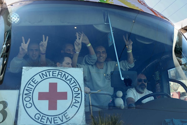 تحوّلت لحظة وصول الحافلتين اللتين تحتضنان 96 أسيراً محرّراً، إلى مزيج من الصيحات، والدموع، والأهازيج الوطنية (أ ف ب)