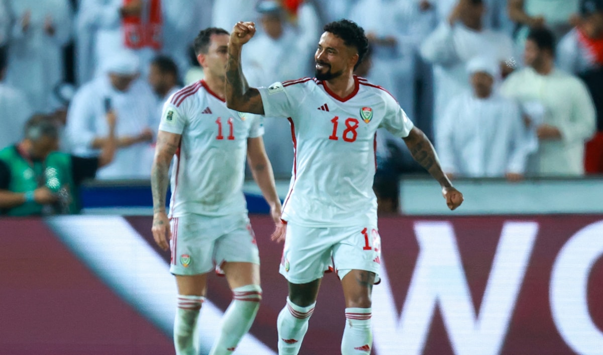 يكفي الإمارات التعادل كي تتأهّل إلى كأس العالم 2026. (أ ف ب)
