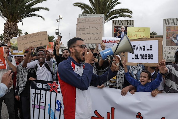 مع بدء احتجاجات «جيل زي»، تزايدت مشاهد «الاعتقال على المباشر»، للنشطاء والشباب (أ ف ب)