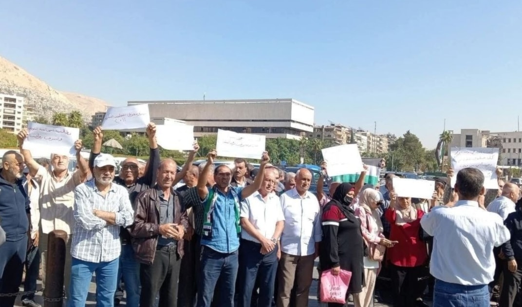 رفع المتظاهرون لافتات تطالب بالإسراع بتنفيذ وعد وزير المالية بصرف الرواتب (من الويب)