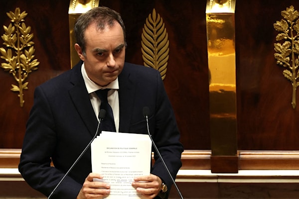 مهمّة أيّ رئيس وزراء يكلّفه ماكرون، هي تمرير موازنة تقشفية قاسية تلبّي إملاءات رأس المال الفرنسي (أ ف ب)