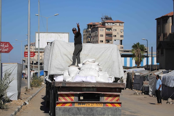 قرّرت إسرائيل، تقليص عدد الشاحنات الإنسانية الى النصف، ردّاً على تأخّر تسليم جثث الأسرى (أ ف ب)