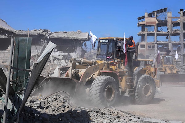 الجرافات بدأت العمل على إزالة الركام في قطاع غزة (أ ف ب)