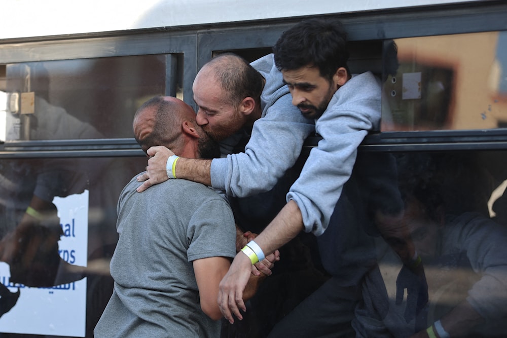 حتضن الجميع أحباءهم في مشاهد عاطفية جسّدت الفرح الكبير (أ ف ب)
