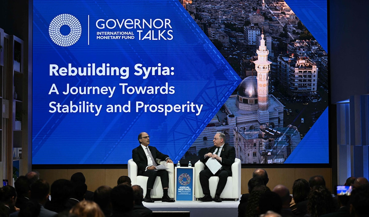 وزير المالية السوري، محمد يسر برنية، يتحدث عن إعادة إعمار سوريا خلال اجتماعات البنك الدولي وصندوق النقد الدولي في واشنطن (أ ف ب)