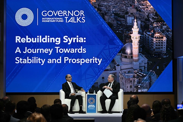 وزير المالية السوري، محمد يسر برنية، يتحدث عن إعادة إعمار سوريا خلال اجتماعات البنك الدولي وصندوق النقد الدولي في واشنطن (أ ف ب)