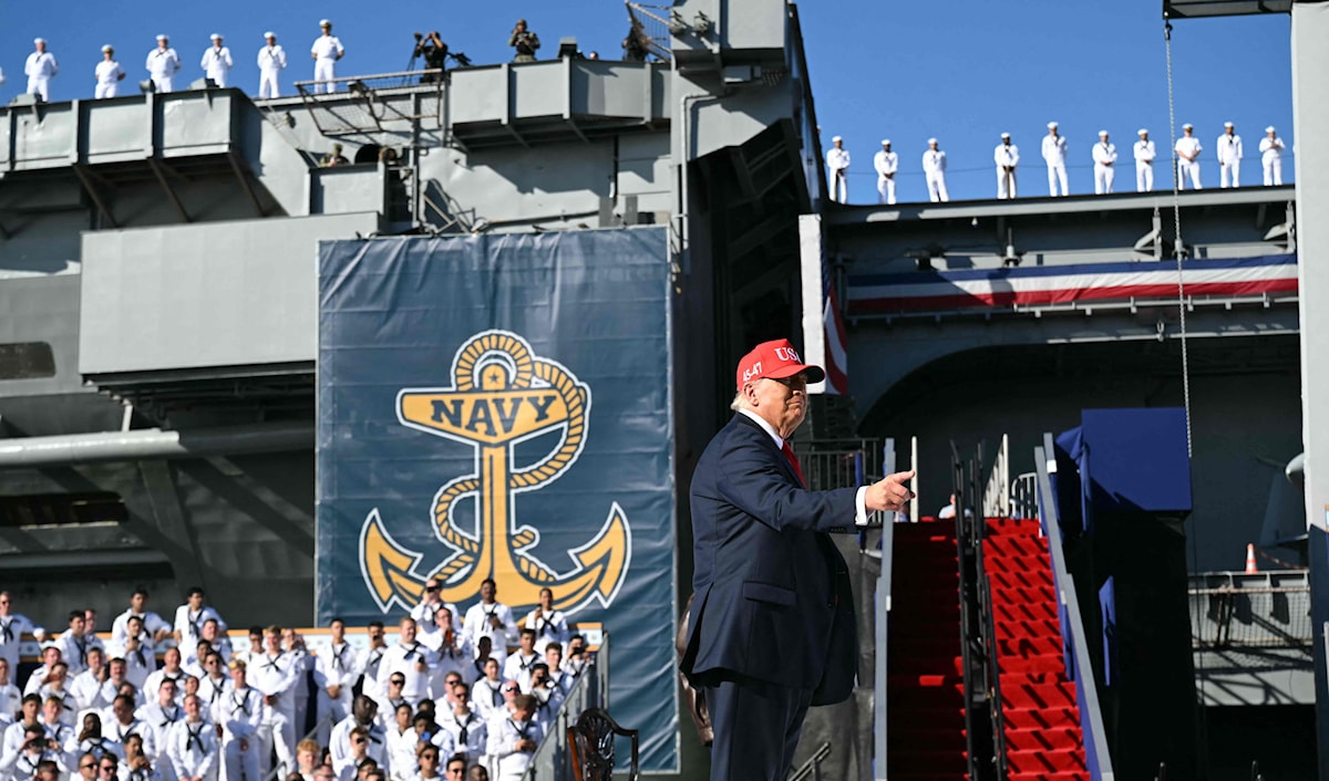 اضطرّت حاملة الطائرات «هاري ترومان» إلى وضع لافتة ضخمة في أثناء خطاب ترامب، لإخفاء آثار الضرر (أ ف ب)