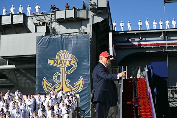 اضطرّت حاملة الطائرات «هاري ترومان» إلى وضع لافتة ضخمة في أثناء خطاب ترامب، لإخفاء آثار الضرر (أ ف ب)