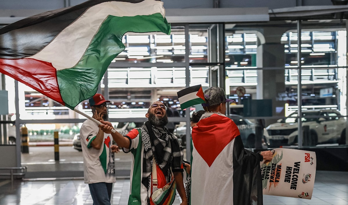 مطار أو آر تامبو الدولي في جنوب أفريقيا، خلال استقبال ناشطي أسطول المساعدات إلى غزة (أ ف ب)