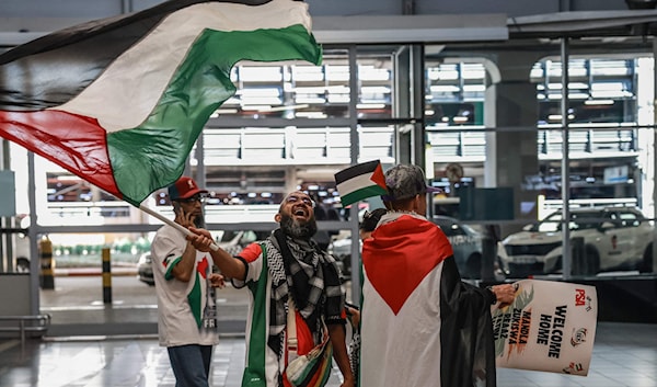 مطار أو آر تامبو الدولي في جنوب أفريقيا، خلال استقبال ناشطي أسطول المساعدات إلى غزة (أ ف ب)