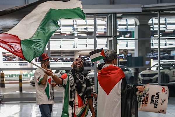 مطار أو آر تامبو الدولي في جنوب أفريقيا، خلال استقبال ناشطي أسطول المساعدات إلى غزة (أ ف ب)