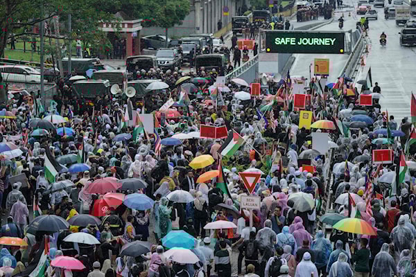 تظاهرة تضامن مع غزة أمام السفارة الأميركية في كوالالمبور (أ ف ب)