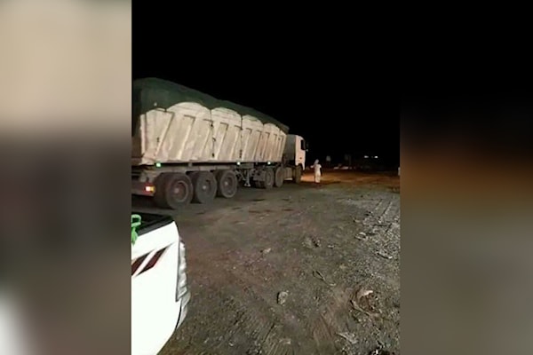 معادن ثمينة تُهرب عبر الشاحنات من اليمن إلى الإمارات (من الويب)