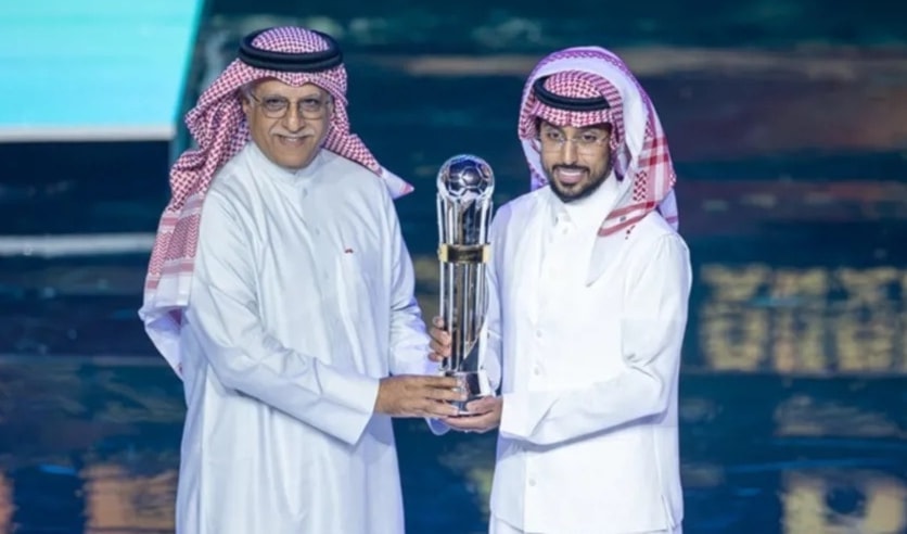 تفوّقَ نجم نادي الهلال البالغ 34 عاماً على القطري أكرم عفيف.