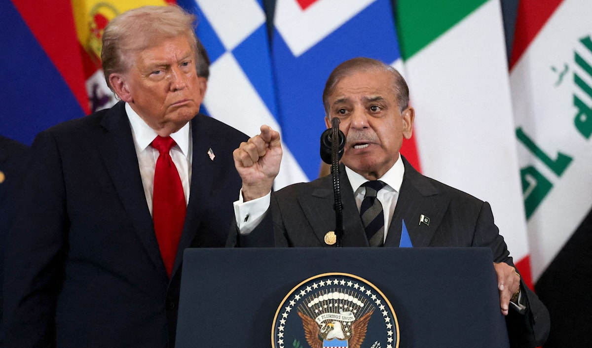 ترامب ورئيس الوزراء الباكستاني، شهباز شريف، خلال قمة شرم الشيخ الأخيرة (أ ف ب)