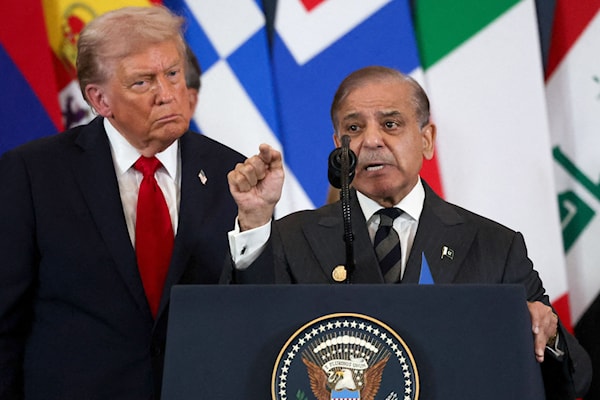 ترامب ورئيس الوزراء الباكستاني، شهباز شريف، خلال قمة شرم الشيخ الأخيرة (أ ف ب)
