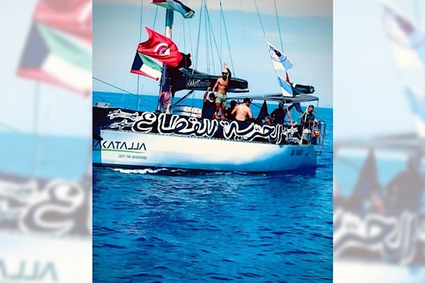 اقترنت المواقف الرسمية بموجة من التظاهرات التي اجتاحت مختلف أنحاء العالم (من الويب)