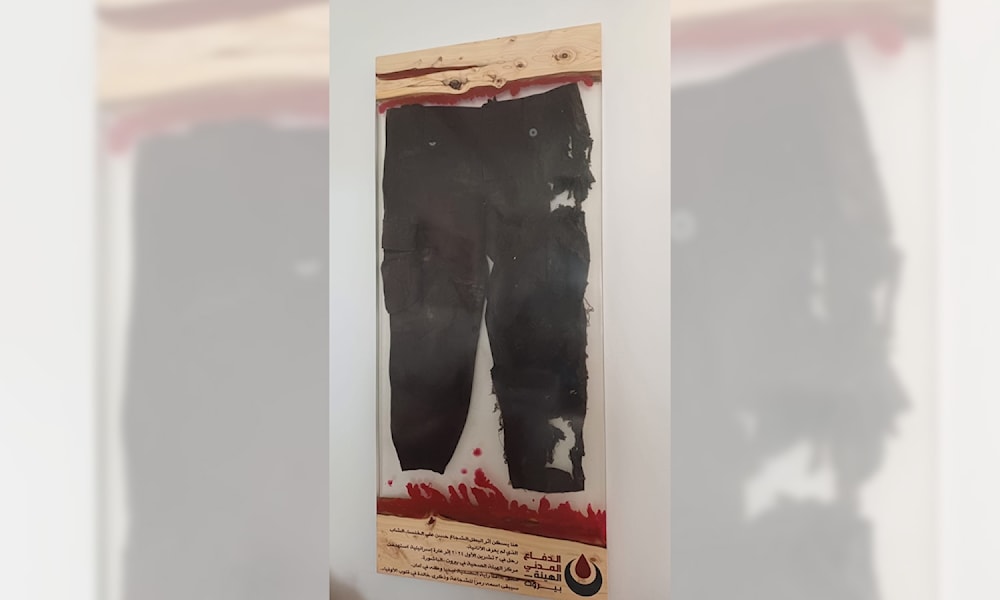 والدة الشهيد تعلق ثيابه على الحائط