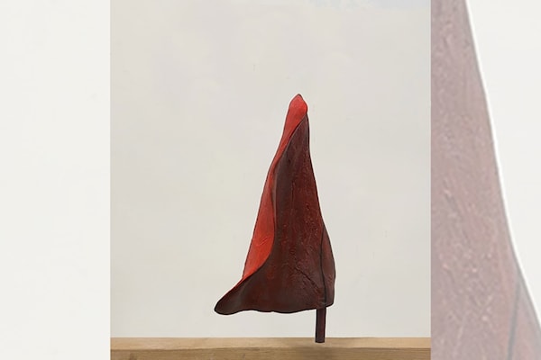 منحوتة معدنية وألياف زجاحية ملوّنة (أبعاد متغيرة ـ 2025)