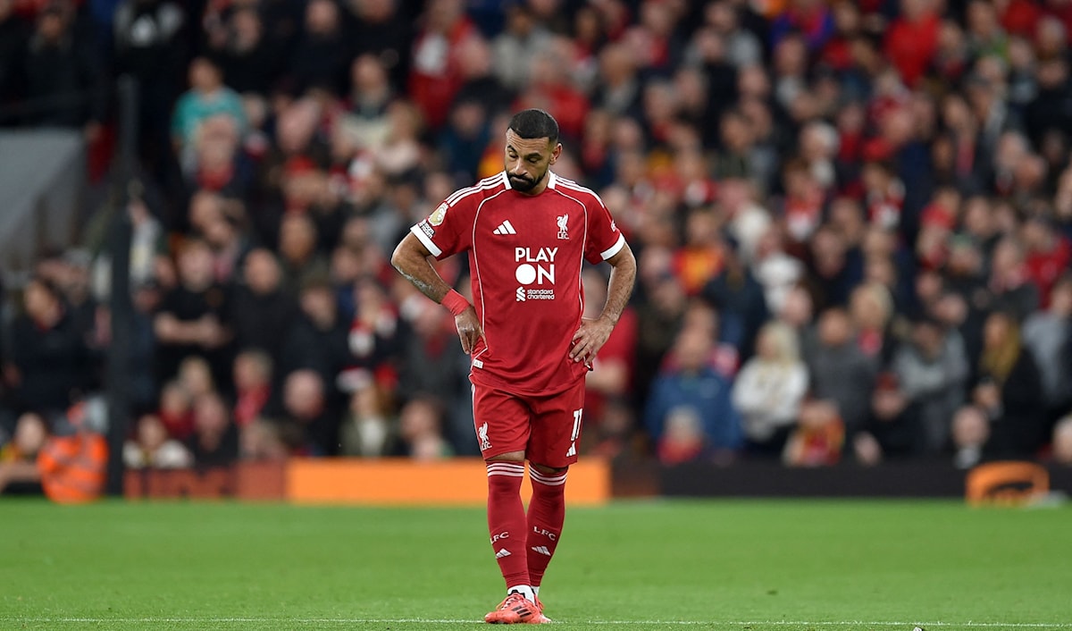 يبدو محمد صلاح شبحاً للاعب الذي أرعب المدافعين الموسم الماضي (أ ف ب)