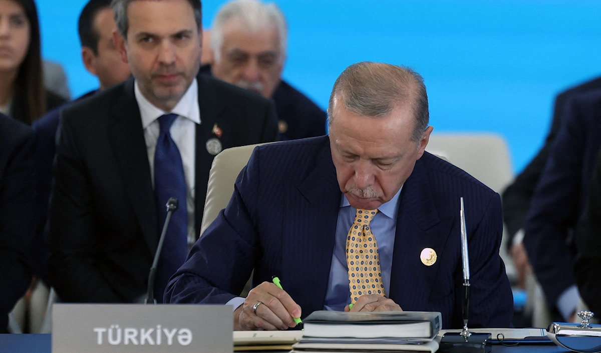 يرى مراقبون أن إردوغان يسعى إلى نَيْل تأييد النواب الأكراد لتعديل الدستور (أ ف ب)