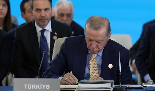 يرى مراقبون أن إردوغان يسعى إلى نَيْل تأييد النواب الأكراد لتعديل الدستور (أ ف ب)