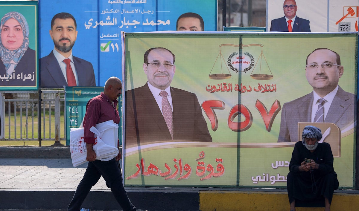 زحمة إعلانات انتخابية في بغداد (أ ف ب)