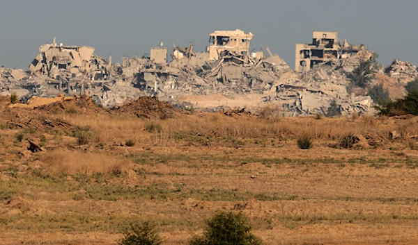 يحاول أهالي غزة إعادة الحياة في ظل الدمار والحصار (أ ف ب)