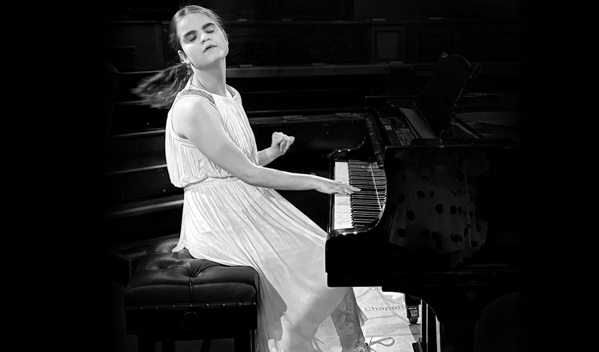 الفتاة الكفيفة لوسي إيلينغوورث الملقّبة بـ«لوسي عازفة البيانو»