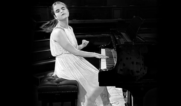 الفتاة الكفيفة لوسي إيلينغوورث الملقّبة بـ«لوسي عازفة البيانو»