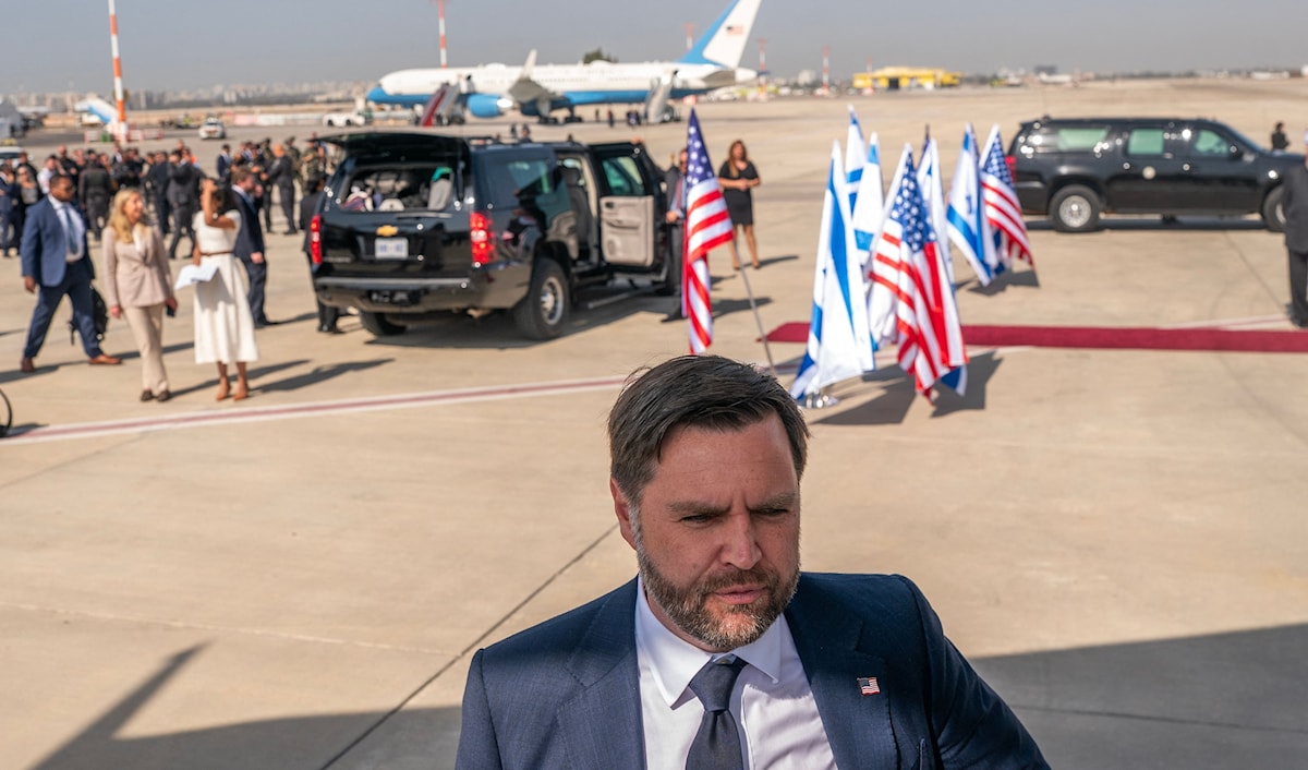 نائب الرئيس الأميركي، جي دي فانس، يتحدث إلى الصحافيين في مطار بن غوريون في تل ابيب قبل عودته إلى واشنطن (أ ف ب)