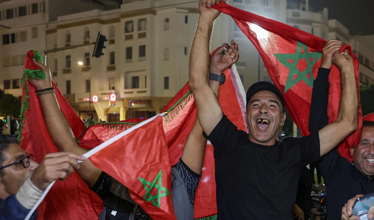 لوّحَ حشد كبير من المشجعين الذين ارتدوا اللونَين الأحمر والأخضر بالأعلام المغربية.