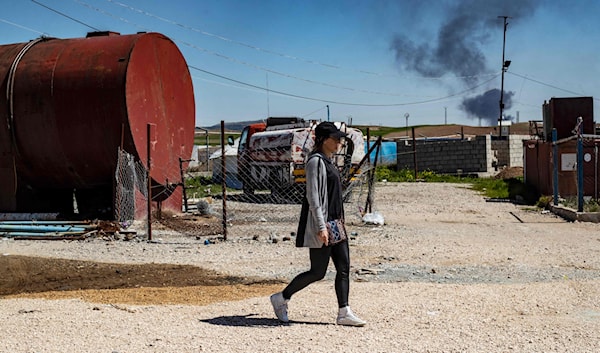 الجهادية الفرنسية إيميلي كونيغ في مخيم الروج في شمال شرق سوريا في صورة تعود إلى 28 آذار 2021، وهي تحاكم حالياً أمام محكمة جنائية فرنسية (ا ف ب)