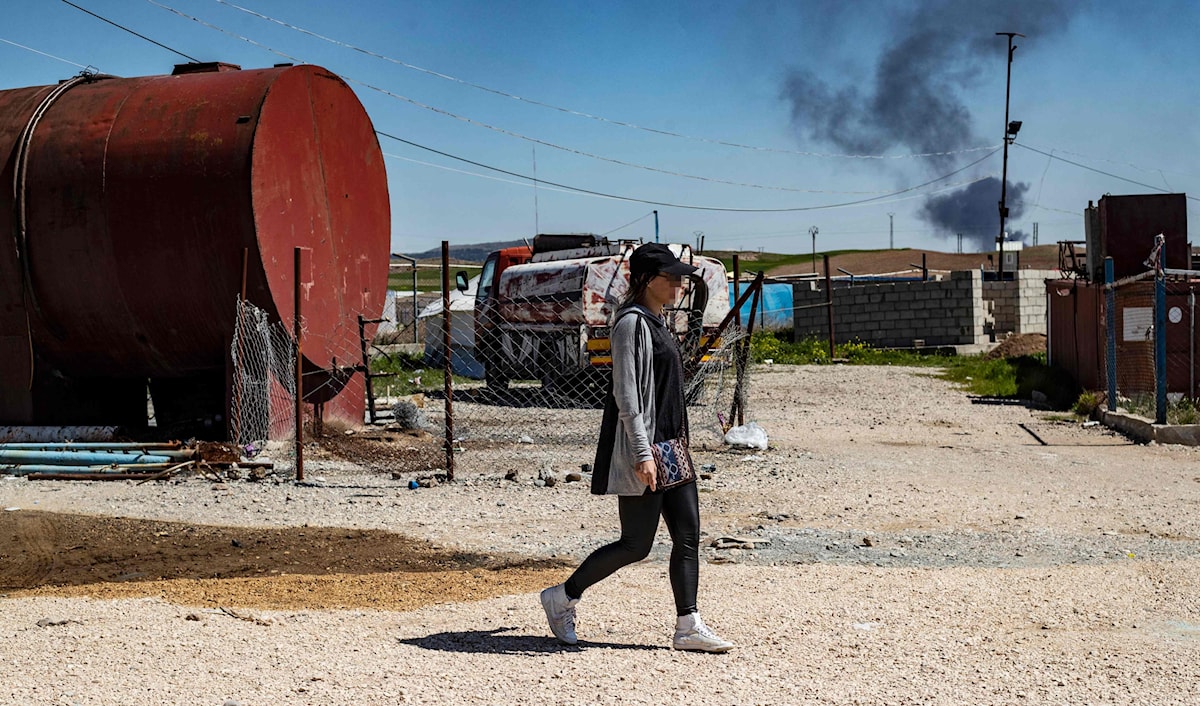 الجهادية الفرنسية إيميلي كونيغ في مخيم الروج في شمال شرق سوريا في صورة تعود إلى 28 آذار 2021، وهي تحاكم حالياً أمام محكمة جنائية فرنسية (ا ف ب)