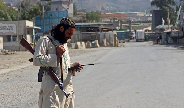 رجل أمن أفغاني قرب معبر تورخام الحدودي المغلق مع باكستان في إقليم نانغرهار (أ ف ب)