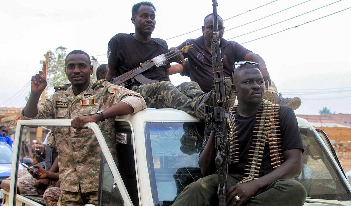 لا تزال المعارك مستمرّة على أطراف مقرّ الفرقة السادسة (أ ف ب)