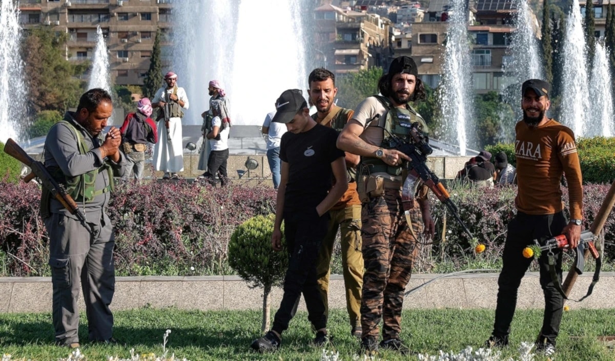 انتشرت قوى الأمن العام ولاحقت عدداً من الدراجات النارية (أ ف ب)