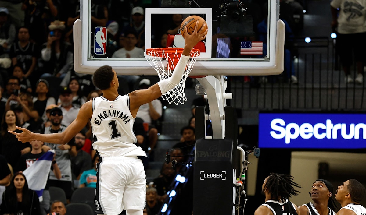 NBA: سبيرز يكرم مدربه الأسطوري بوبوفيتش ويواصل انطلاقته المثالية