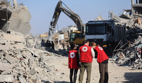 إلى جانب حي التفاح، حيث يتمّ الحفر بحثاً عن جثمان قتيل إسرائيلي، ترقد تحت عددٍ من المباني المُدمّرة جثامين 50 شهيداً من عائلة مشتهى (أ ف ب)