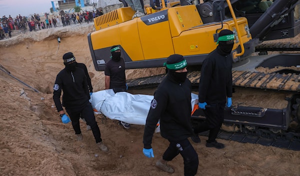 عناصر «القسام» يستخرجون جثمان كوبر من أحد الأنفاق (أ ف ب)