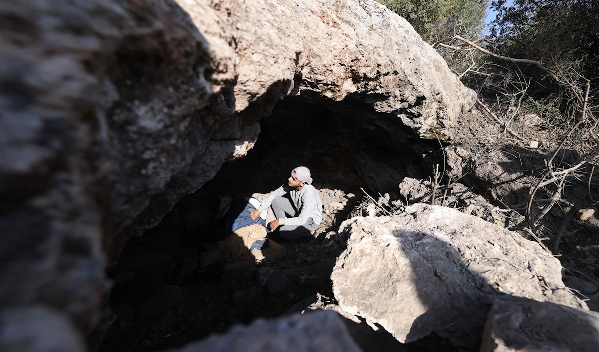 حاصرت قوات إسرائيلية مغارة وأعدمت داخلها المقاومين الثلاثة (أ ف ب)