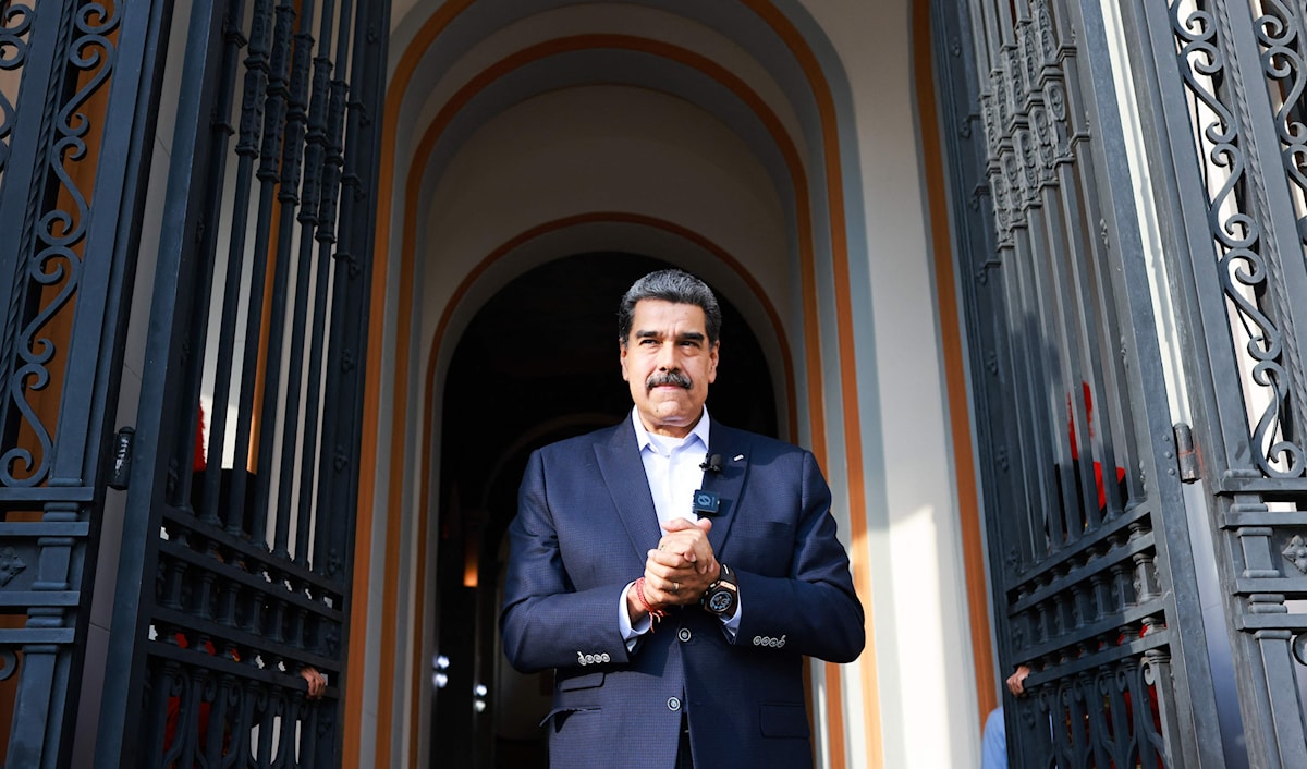 تراهن واشنطن على أن الضغط العسكري الساحق سيجعل قادة الجيش الفنزويلي يعتقدون بأن «التخلّص من مادورو» هو الخيار الأفضل (أ ف ب)