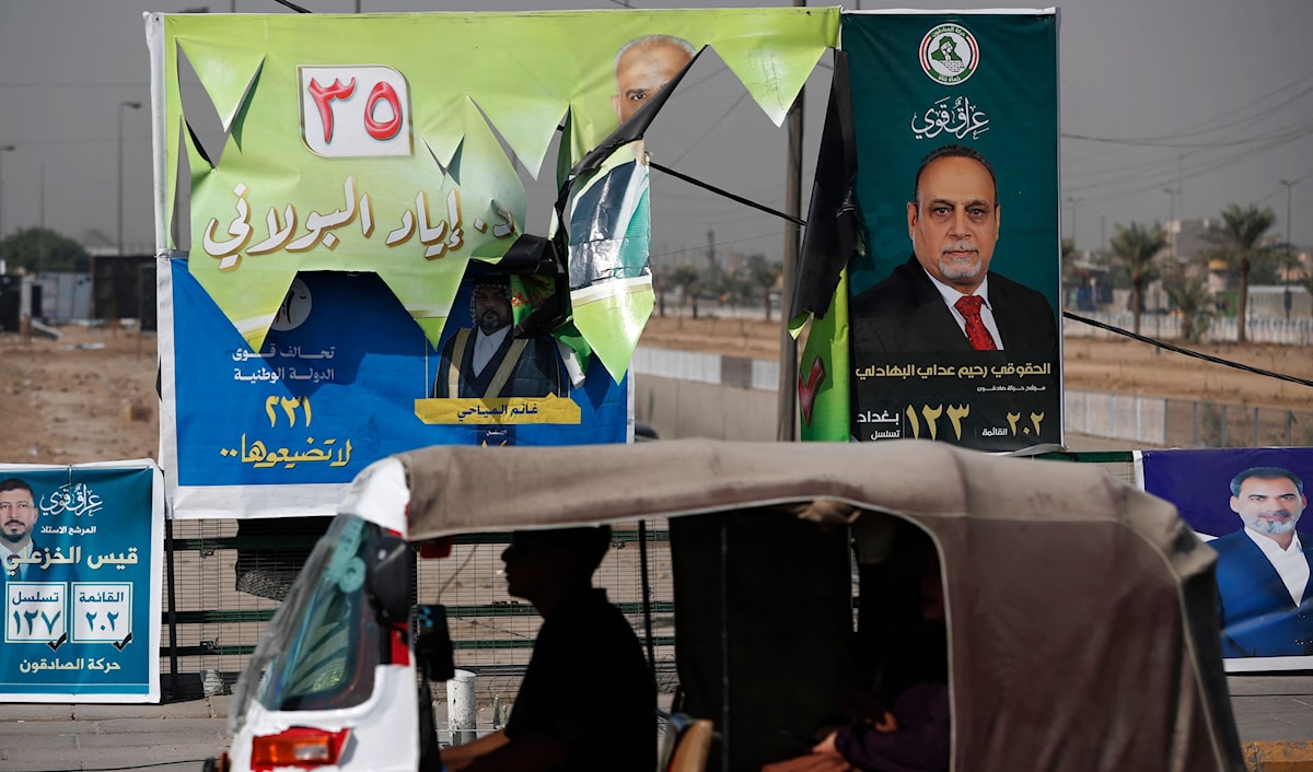 ملصق انتخابي جرى تمزيقه في بغداد في إطار المنافسات الانتخابية (أ ف ب)
