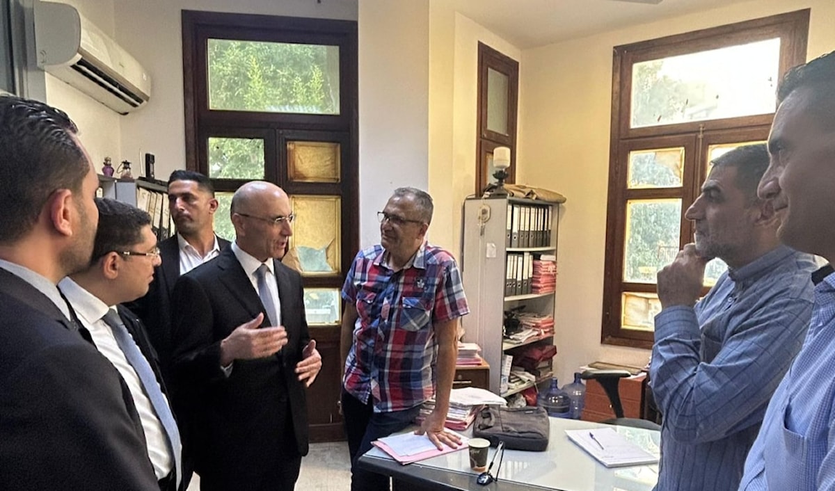 وزير الداخلية والبلديات أحمد الحجار في بلدية بيروت (الوكالة الوطنية للإعلام)